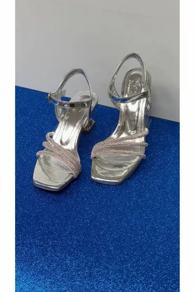 ПРОЗРАЧЕН КАМЪК С КЪСА ПЕТА ТРОЙНА КАИШКА ВЕЧЕРНИ ОБУВКИ ЗА МОМИЧЕТА