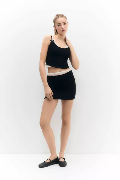 Minigonna con pizzo in vita