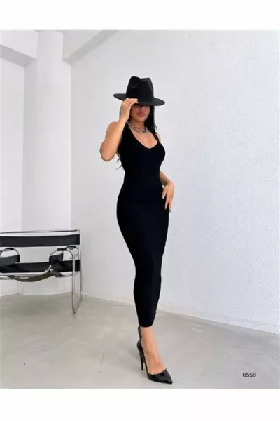 Abito in maglia nera con dettaglio catena posteriore da 