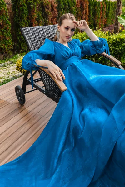 المرأة النيلي بالون الأكمام الخامس الرقبة طويلة مساء اللباس