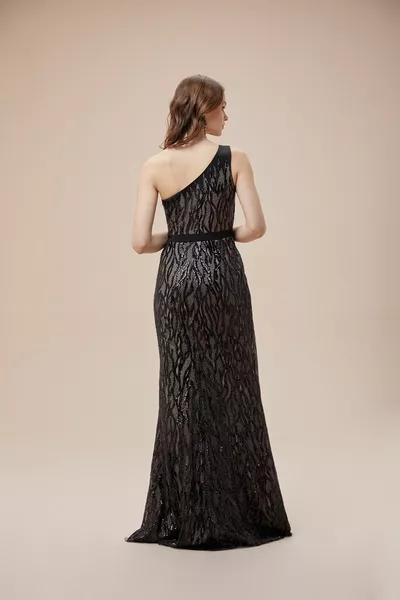 Robe de soirée longue brodée de sequins noirs avec une fente d’épaule