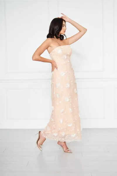 فستان خطوبة بتصميم لون السلمون الفاتح مع زخرفة زهرة بيضاء