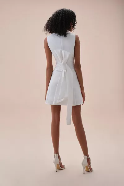 أبيض بلا أكمام الساتان مصغرة حجم فستان الزفاف