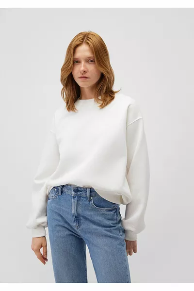 سويت شيرت بيسك بياقة دائرية بيضاء 