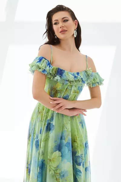 Pistachegroen geïmpregneerde lange avondjurk met laag uitgesneden rug