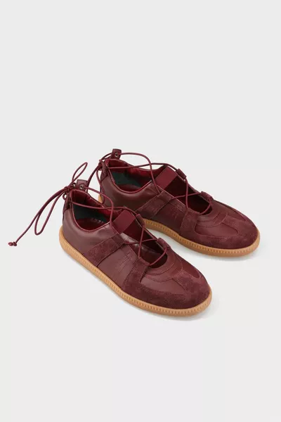 حذاء رياضي نسائي من الجلد العنابي