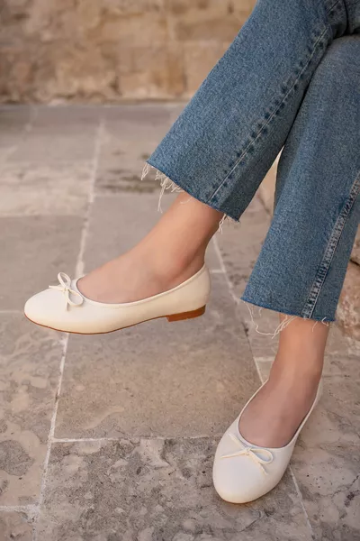 Swan Ecru Bow Detailed Women's Ballet Flats