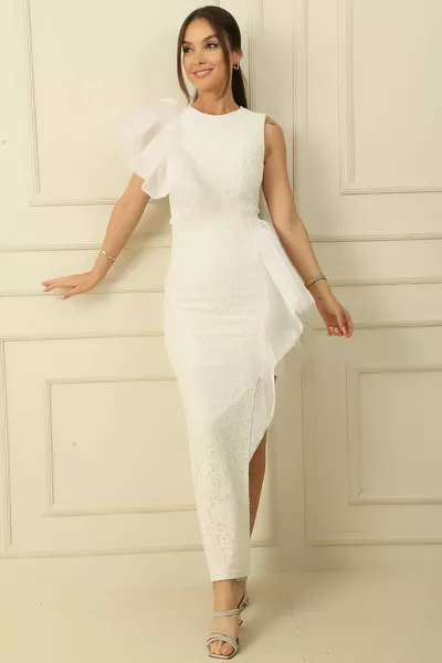 Рокля с подплата с детайл от тюл на рамото и талията