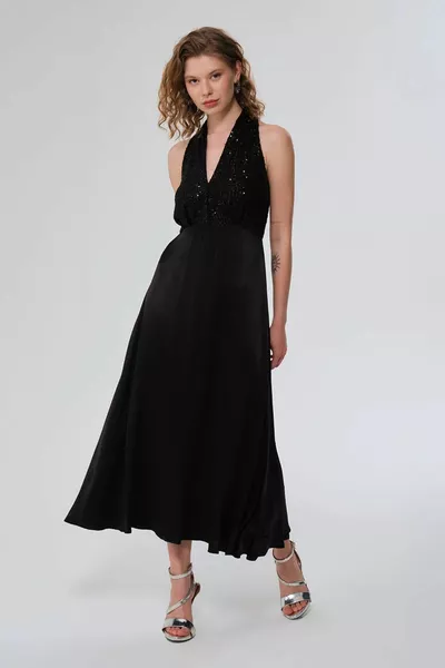 Детайлна сатенена рокля с пайети - черна