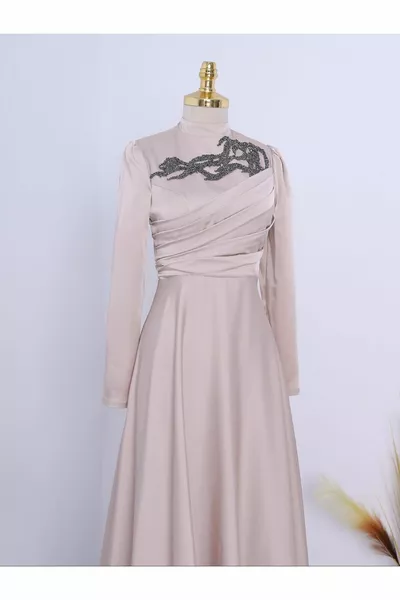 Robes de soirée avec pierres sur le col et drapées sur le devant