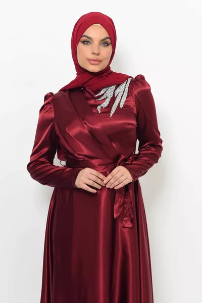 Сатенена дизайнерска рокля с камъни в раменете