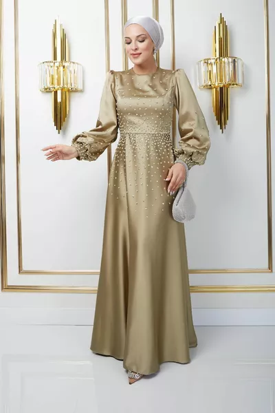 Сатенена вечерна рокля с поръсен каменен детайл отпред и ръкави МАСЛЕНО ЗЕЛЕНО 