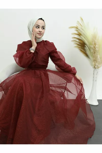 Abito da sera in tulle glitterato con colletto a giudice stringato