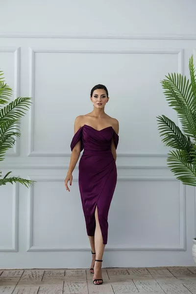 Сливова вечерна рокля с ниско рамо Ara Satin