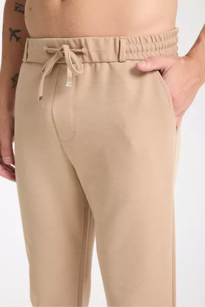 Herrenhose mit elastischem Bund, Stretchmaterial, gekrempeltem Saum im Jogger-Stil
