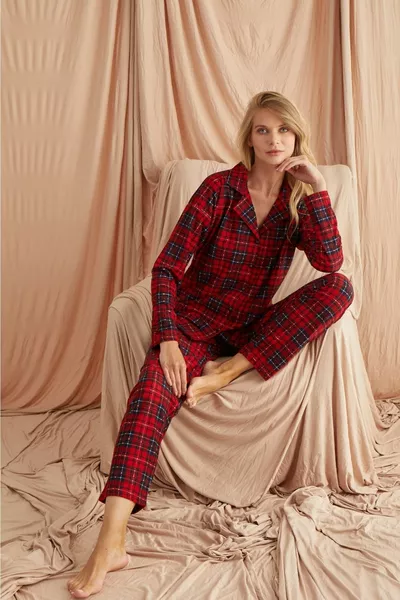 طقم بيجامة نسائي شتوي بأزرار منقوشة مربعات بلون بوردو من بيجاموني