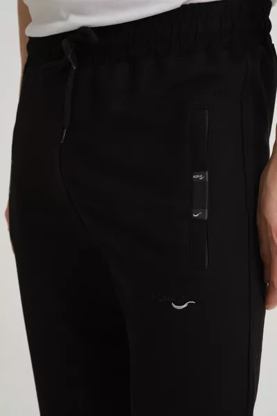 بنطال رياضي رجالي من القطن، باللون الأسود، بقصة مريحة وساق مستقيمة مع تفاصيل تطريز