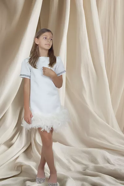 Robe de soirée courte pour fille en satin blanc avec détails en plume