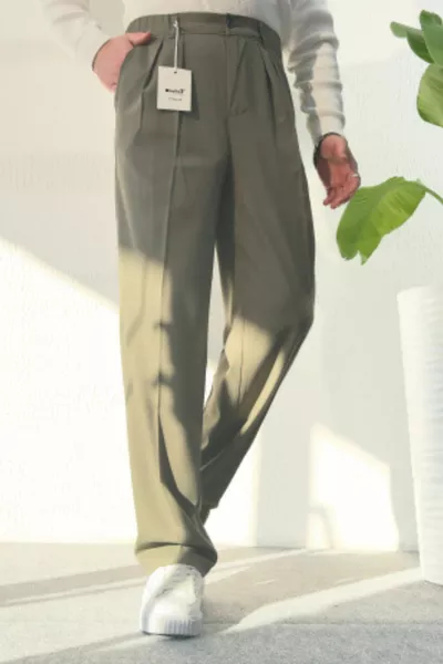 Pantaloni Larghi Verde Chiaro con Doppie Pieghe, Tessuto Elasticizzato, Vestibilità Comoda, Nuova Collezione