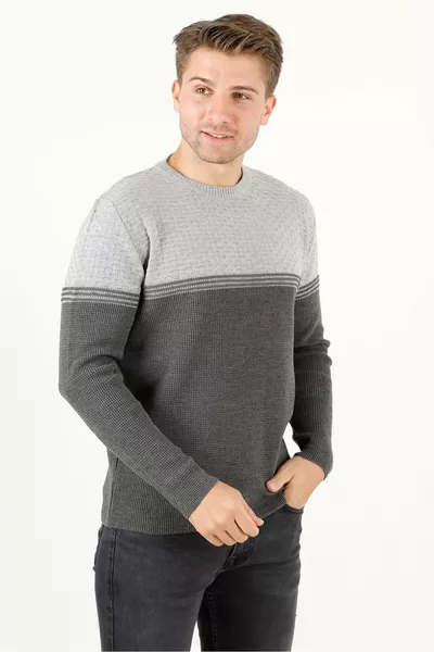 Серый мужской свитер с круглым вырезом