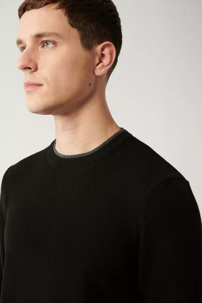 Мужской чёрный текстурный трикотажный свитер с двойным воротником 