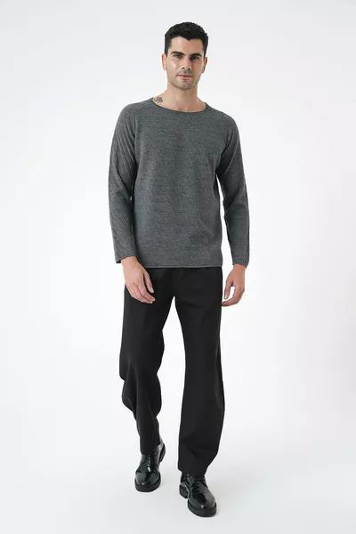 Мъжки тънък спортен пуловер с роло яка и плетени детайли