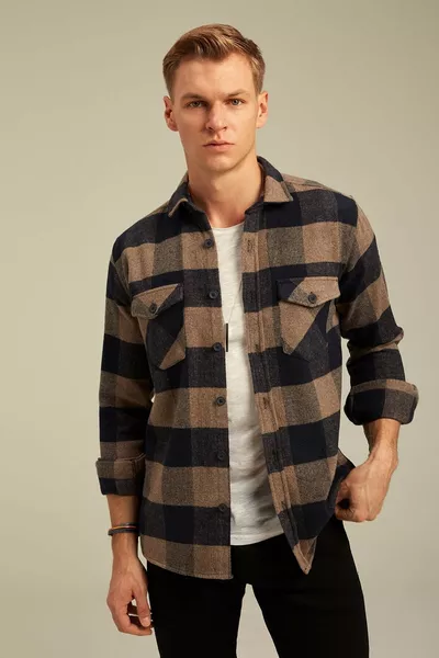 قميص رجالي بني قصّة ضيقة بأزرار وياقة وقصّتين وجيب مربّع على الطراز الخشّاب