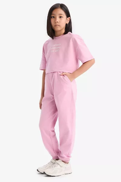 طقم للبنات مكون من قطعتين قميص قصير الأكمام بطبعة وياقة دائرية وسروال رياضي مطاطي عند الخصر والأطراف A