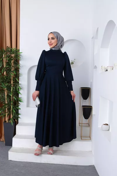 Платье с расклешенной юбкой и пышными рукавами для скромного образа