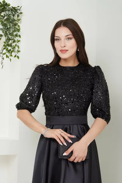 Сатенена вечерна рокля с пайети 