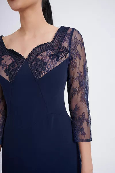 فستان سهرة مطرز بشعار التول