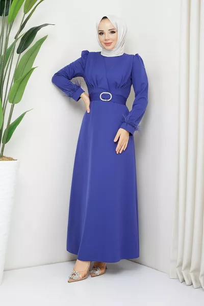 Рокля с пискюли на ръкава