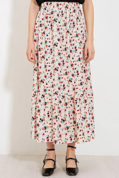 تنورة نسائية كريمية بنقش الأزهار طويلة محبوكة 