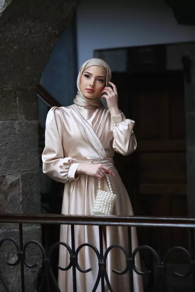 Abiti da sera Hijab Mia in raso beige da donna