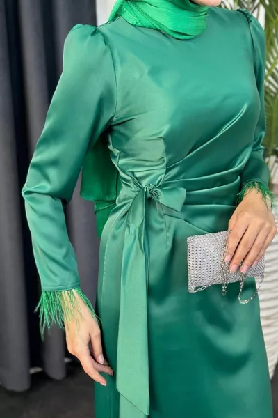 Abendkleid aus Satin mit Fransen Grün