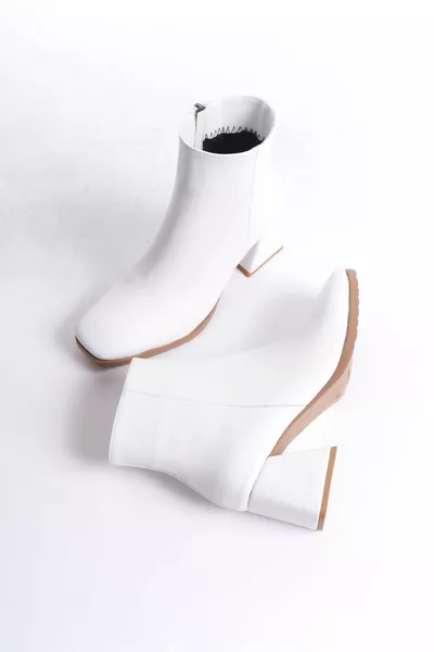 Ezstar الأبيض غير لامع حادة اصبع القدم الكعب السميك أحذية عارضة