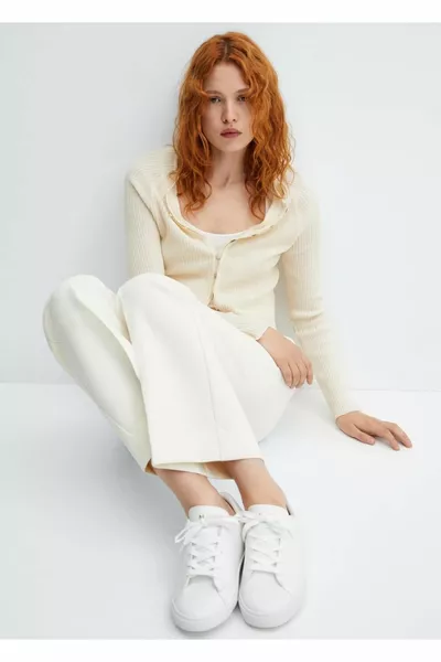 حذاء رياضي برباط