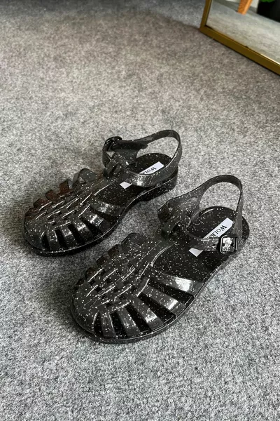 صنادل للأطفال