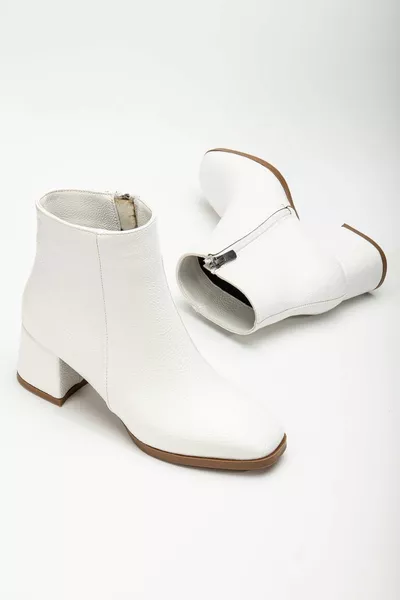 أحذية نسائية حادة