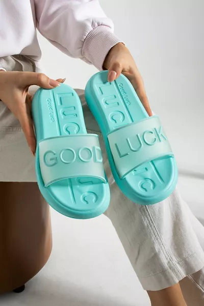  امرأة الصيف الخضراء إيفا ضوء النعال بركة البحر الشاطئ حمام حمام النعال