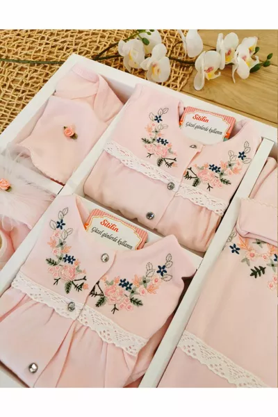 طفلة طبيعية فاخرة عبر غرزة مستشفى الخروج من المولود الجديد