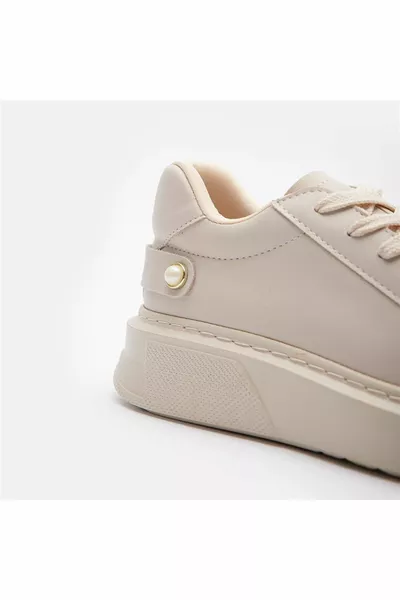 حذاء رياضي باللون البيج برباط لؤلؤي سميك مفصل