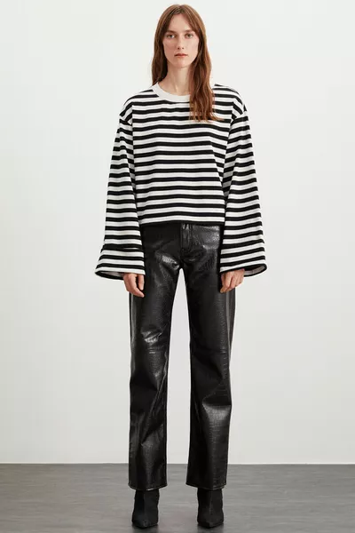 نيلدا تي شيرت نسائي باللونين الأسود والأبيض منقوش بأكمام طويلة واسعة بياقة مستديرة أسود - أبيض