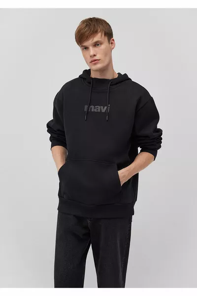 سويت شيرت أسود مطبوع بغطاء للرأس 