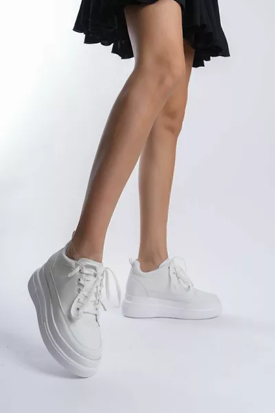 حذاء رياضي نسائي بكعب خفي أبيض