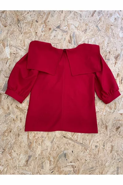 Червена блуза от креп с яки