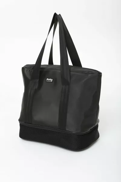 Черная полиэфирная женская спортивная и дорожная сумка с молнией и плечевым ремнем и отделением для обуви