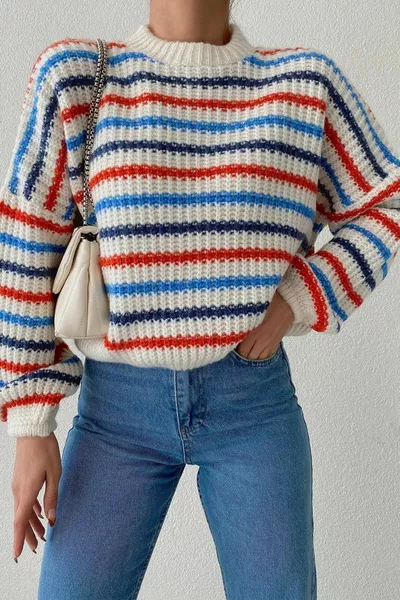 Дамски цветен плетен пуловер на райета