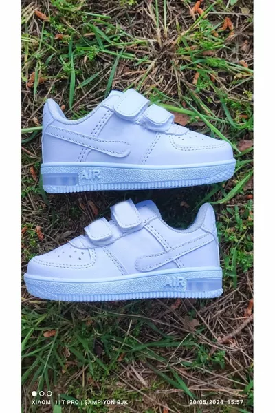 Verlicht wit kindersneakermodel met klittenband