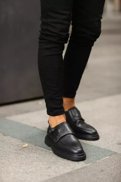 - حذاء كلاسيكي رجالي من الجلد الأسود بدون أربطة مع مشبك